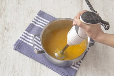 Pureer de soep met een staafmixer of in een blender