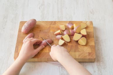 Snijd de aardappelen in kwarten