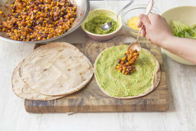 Rol het platbrood tot een wrap