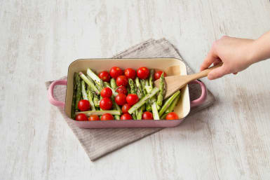 Meng de groenten op een bakplaat of in een ovenschaal
