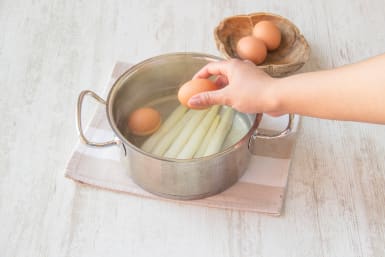 Kook de asperges en eieren