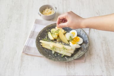 Serveer de asperges met gesmolten boter en kaas