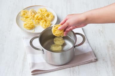 Pasta ins kochende Wasser geben