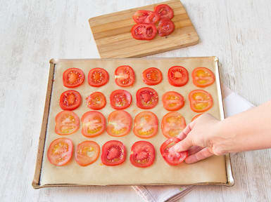 Tomaten auf Backpapier