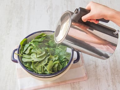 Spinat mit kochendem Wasser übergießen