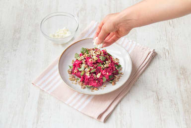 Verdeel stamppot over de borden en garneer met de sjalot, geroosterde hazelnoten en overige feta.