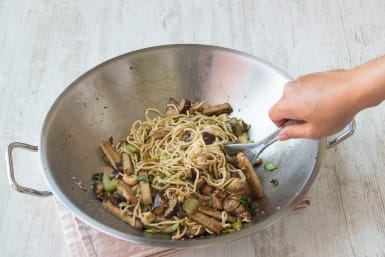 Meng de noedels met de groenten en tofu