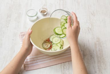 Voeg de komkommer toe en breng op smaak met peper en zout.
