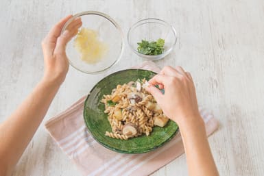 garneer met de overige pecorino.