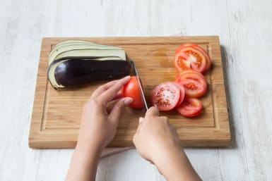 Snijd de tomaat in plakken