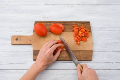 Snijd de tomaat klein