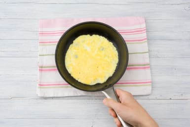 Bak 1 omelet per persoon.