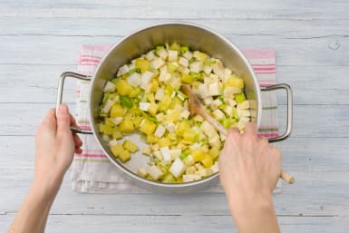 Roerbak en kook de groenten en aardappelen.