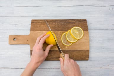 Snijd de citroen.
