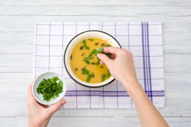 Verdeel de soep over de borden en garneer met peterselie.