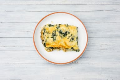 Verdeel de lasagne over de borden.