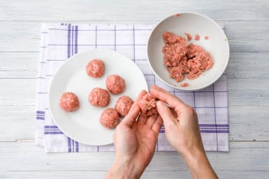 Roll your sausage meat into balls
