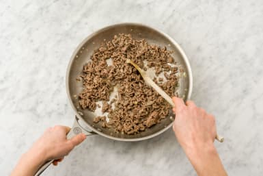 Rul het gehakt met de ui, knoflook, bleekselderij, peper en zout 5 minuten op middelhoog vuur.
