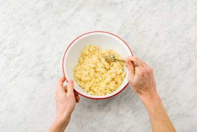 Roer de couscous los met een vork.