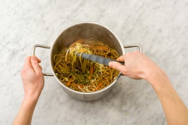 Voeg de pesto en provolone toe aan de spaghetti.