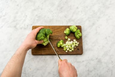 Snijd de broccoli.