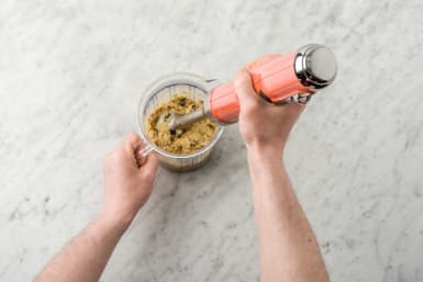 Pureer de aubergine en kikkererwten met een staafmixer tot hummus.