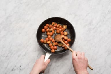 Bak de cherrytomaten met de kruiden.