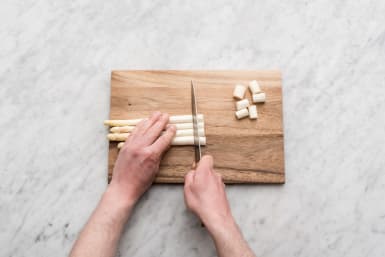 Snijd de asperges in stukken.