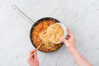 Voeg de spaghetti toe aan de saus.