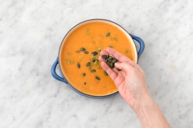 Serveer de soep met de falafelspiezen, eet smakelijk!