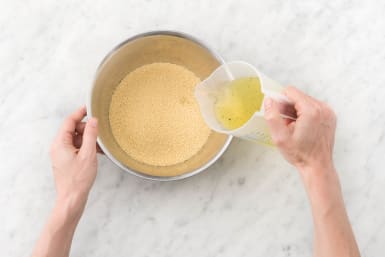 Voeg bouillon toe en laat de couscous wellen.