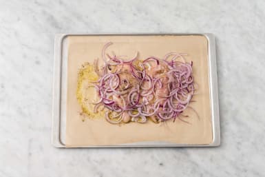 Enfourner le poulet et l'oignon