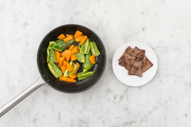 牛肉と野菜を炒める