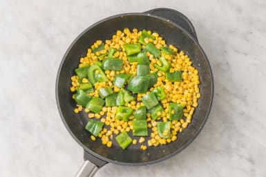 Cuocere il mais e i peperoni