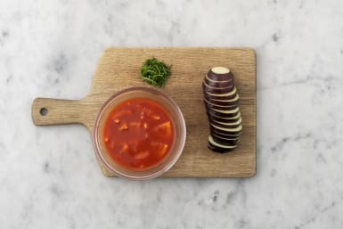 野菜を切る／トマトソースを作る