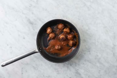 Make retro chili sauce and glaze meatballs