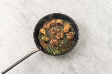 Cuocere le polpette e gli spinaci