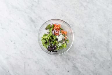 Mezcla la salsa con las verduras