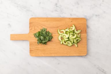 Prepara el pepino y la albahaca