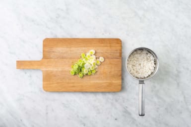 Cuocere il riso e preparare gli ingredienti