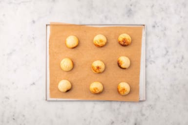 Enfourner les pommes dauphine