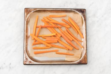 Leg de wortels op een bakplaat