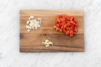 Snijd de ui, knoflook en tomaat