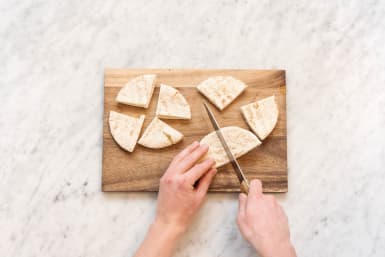 Geröstete Pita-Brote in Dreiecke schneiden