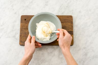 Knoblauch mit etwas Zitronensaft und dem griechischen Joghurt vermengen