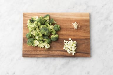 Snijd de knoflook en broccoli