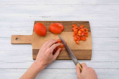 Snijd de tomaat