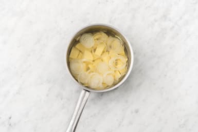Zorg dat de aardappelen en ui net onder water staan in een pan met deksel