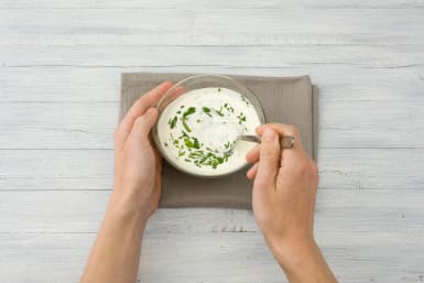 Joghurt-Dip anrühren
