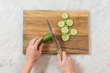 Snijd de Spaanse komkommer in dunne plakken